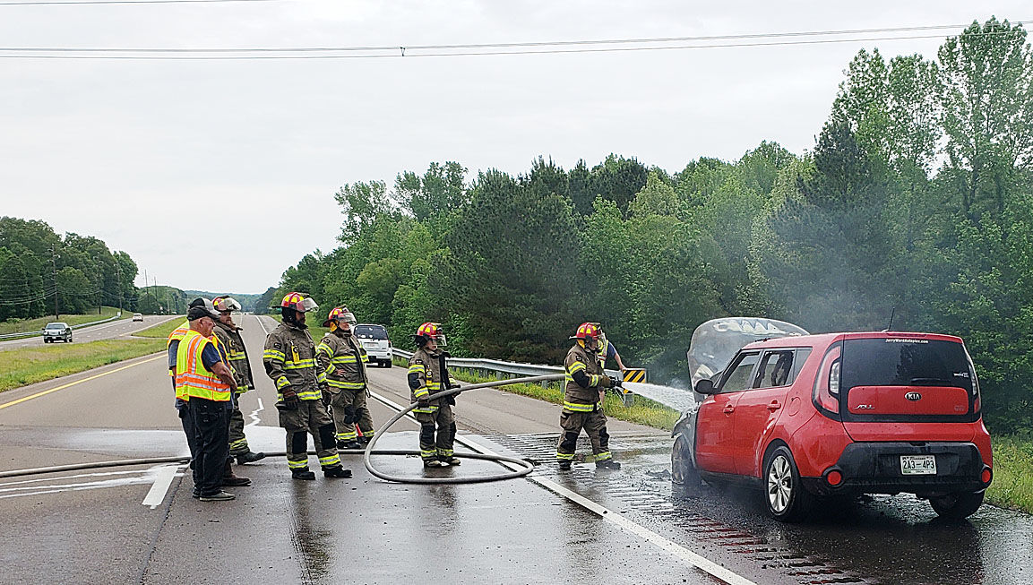 PARIS TN: Fire burns car on lake highway